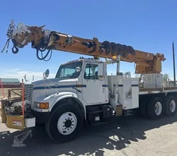 2000 Altec D2055TR MOUNTED ON 2000 INTERNATIONAL 4900