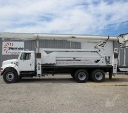 2000 Altec AM900-E100 MOUNTED ON 2001 INTERNATIONAL 4900