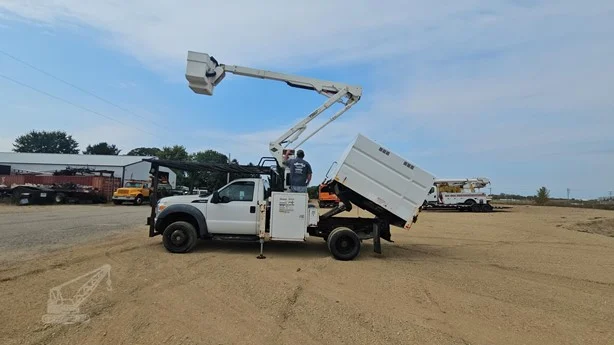 2011 Versalift SST40EIH MOUNTED ON 2012 FORD F550