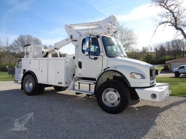 2010 Altec TA41M MOUNTED ON 2010 FREIGHTLINER BUSINESS CLASS M2 106