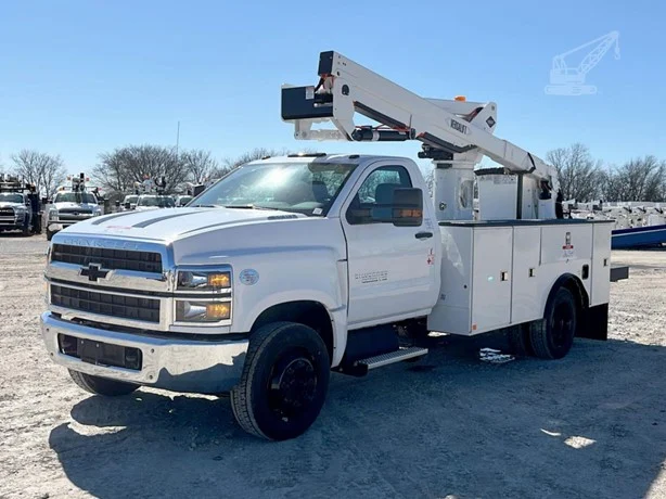 2025 Versalift SST40EIH MOUNTED ON 2023 CHEVROLET 6500