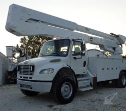 2010 Altec A72T MOUNTED ON 2010 FREIGHTLINER BUSINESS CLASS M2 106