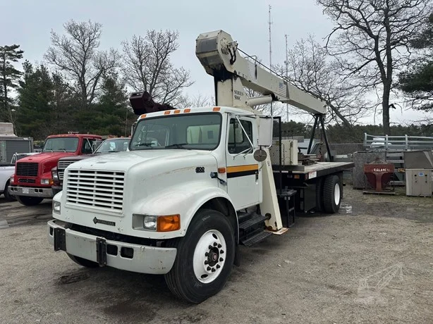 1999 National 560C MOUNTED ON 1999 INTERNATIONAL 4700