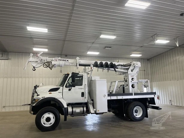 2011 Terex COMMANDER 4047 MOUNTED ON 2011
