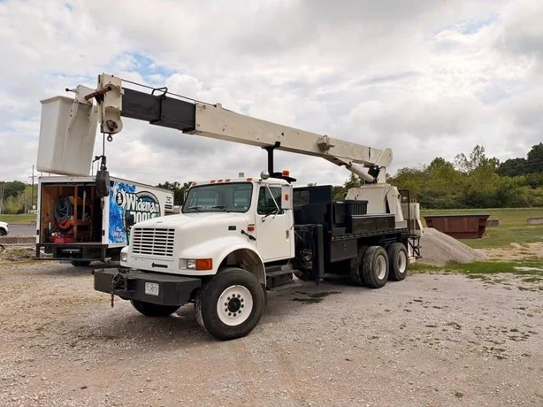 1996 National 671C MOUNTED ON 1996 INTERNATIONAL 4900